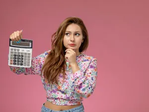 Femeie tânără făcând calcule complicate - Foto: Freepik/Kamran Aydinov