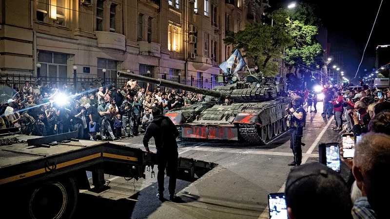 Luptători ai grupului Wagner pregătindu-se să cedeze controlul asupra cartierului general al Districtului Militar Sudic, din Rostov-pe-Don