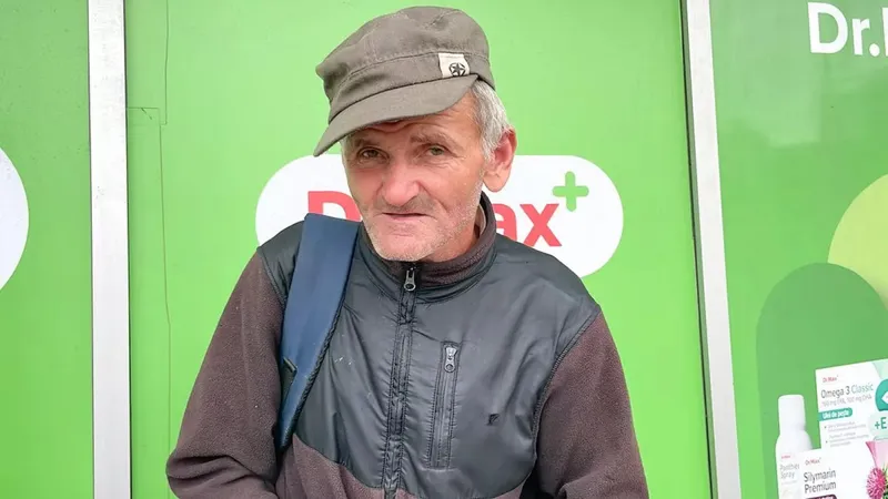 Metoda prin care un bătrân încearcă să se întrețină. Vine găini vii pe un bulevard circulat din Iași - Foto: BZI