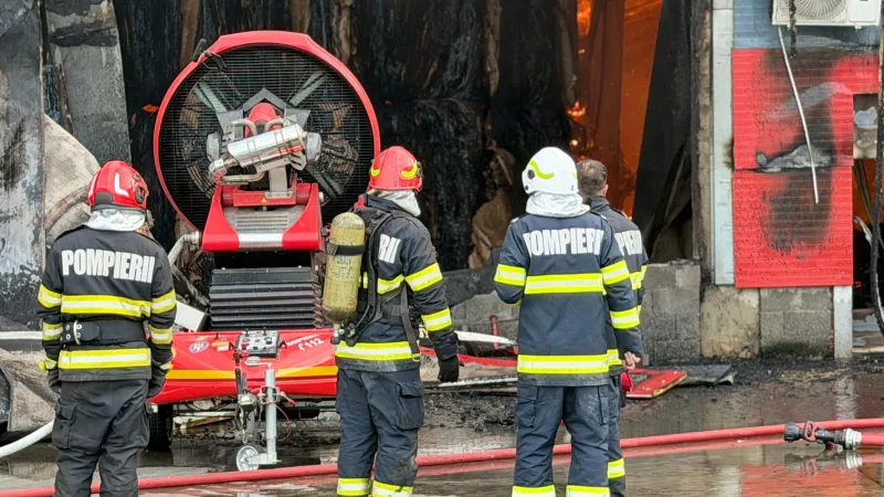 Pompierii &icirc;ncă sunt la fabrica distrusă de incendiu - Foto: ISU Mehedinți