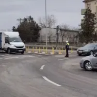 O autobasculantă a rămas fără frâne chiar într-un sens giratoriu. A intrat în plin în trei mașini - Foto: Libertatea