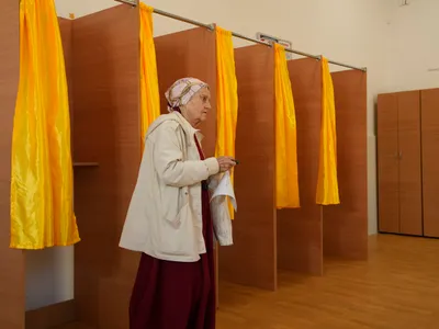 Alegeri prezidențiale. S-au deschis urnele de votare. 18.000.000 de români sunt așteptați la urne - Foto: Profimedia Images