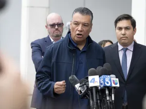 Senator Alex Padilla, dând declaraţii, după evenimentul de la conferinţa de presă a lui Kriisti Noem - Foto: Profimedia Images