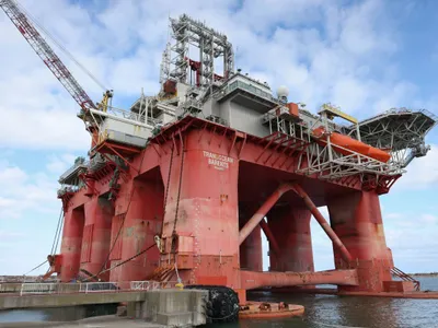 Tot mişună ruşii prin jurul platformei Transocean Barents, aici pe când era în curs de fixare pe Neptun Deep - Foto: Profimedia Images