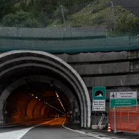 Ce se ascunde în spatele ușilor din tunelurile de pe autostradă? Salvează viața șoferilor - Foto: Profimedia Images