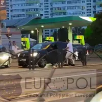 În crose de golf să ne batem: șoferul unui BMW i-a dat o „lecție” unui Logan. / Foto: captură video