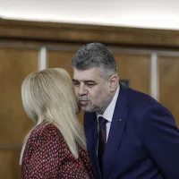 Ciolacu, pe mâna lui Firea, la Primărie - Foto: INQUAM PHOTOS / Octav Ganea