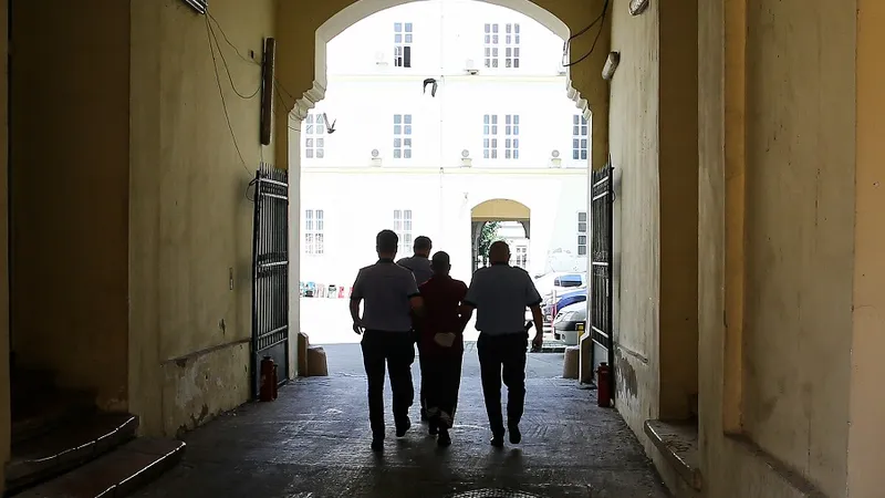 Un hoț de lemne a primit o pedeapsă de 10 ani pentru tentativă de omor, după ce și-a bătut doi prieteni de băutură cu o scândură Foto: INQUAM Photos/ Virgil Simonescu