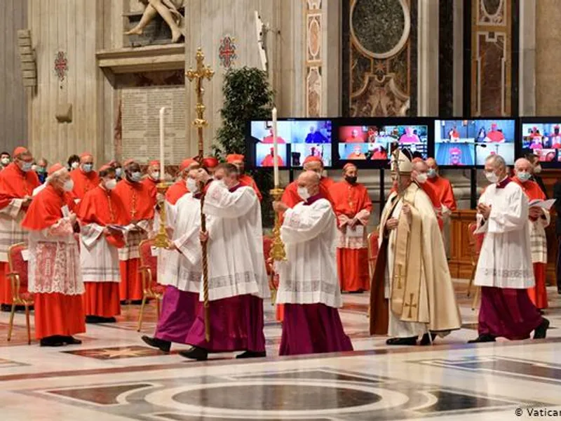 Cardinalii poartă măști de protecție în timpul ceremoniilor religioase/FOTO: Reuters