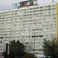 Blocul ALMO, de deasupra Magazinului Bucur Obor - Foto: Wikimedia/TrainSimFan/CC BY-SA 4.0
