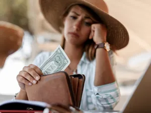 Tablou îngrijorător: Pentru a pleca în vacanță, 2 din 10 români împrumută bani de la rude sau bancă - Foto: Freepik (Imagine cu rol ilustrativ)