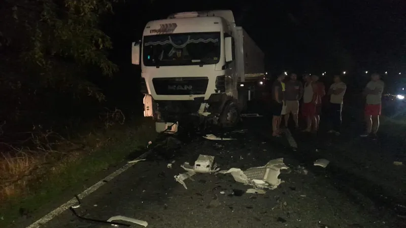 Un Audi s-a înfipt violent într-un TIR pe DN 2C. Șoferul și o fată de 16 ani au murit pe loc - Foto: Facebook/Info Trafic 24