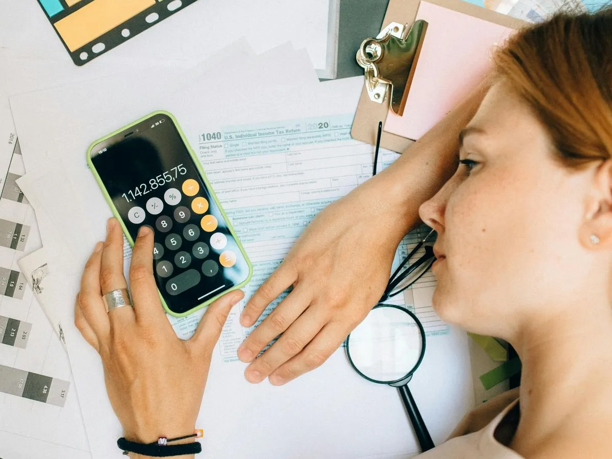 Femeie obosită făcând calcule complicate - Foto: Pexels/Nataliya Vaitkevich