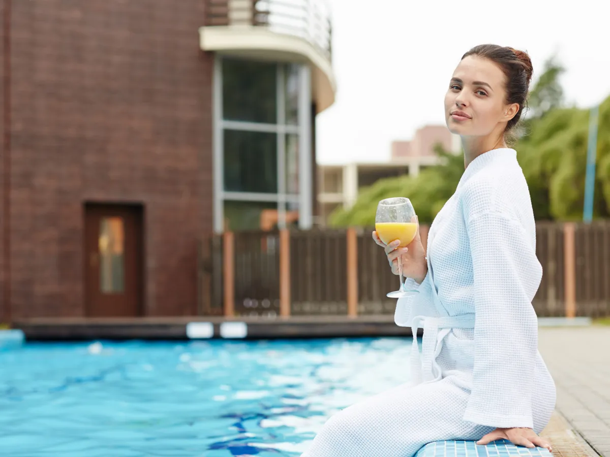 Femeie la piscină - Foto: Freepik