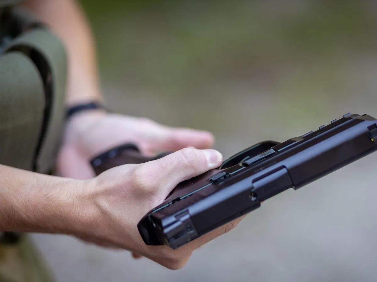 Tragedie în Argeș. Un bărbat a fost găsit împușcat în cap cu propriul pistol. Ce spun anchetatorii?