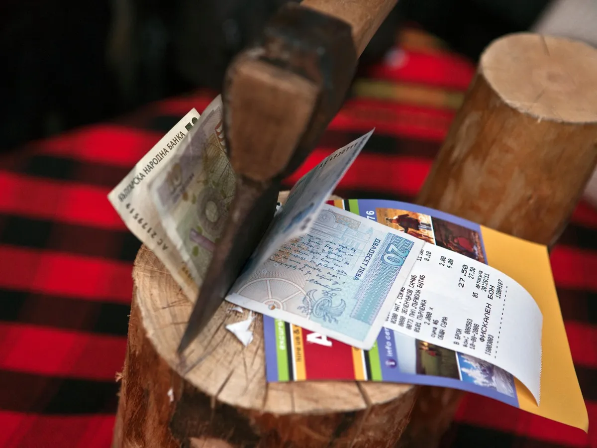 Bancnote de leva,un topor şi o factură de restaurant plătită - Foto: Profimedia Images