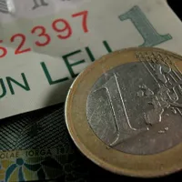 Euro a depășit pragul psihologic de 5 lei/€ la ghișeele băncilor. / Foto: digi24.ro