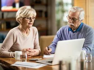 Foto: Pensionari care află care categorii trebuie să plătească CASS de două ori din septembrie Sursa: Freepik