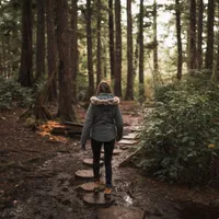 Turistă în pădure - Foto: Freepik (rol ilustrativ)