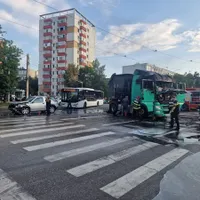 Accident grav! O basculantă grea se urcă pe un camion, după ce e lovită de o mașină, și ia foc - Foto: ziaruldeiasi.ro