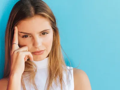 Cum să-ți faci sprâncenele în 2026? A revenit trendul anilor 90. Te întinerește - Foto: Freepik (Imagine cu rol ilustrativ)