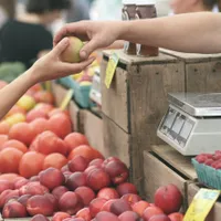 Românii vor scoate mai mulți bani din buzunar când merg la magazin. Scumpirea, introdusă de azi Foto: Pexels (fotografie cu caracter ilustrativ)