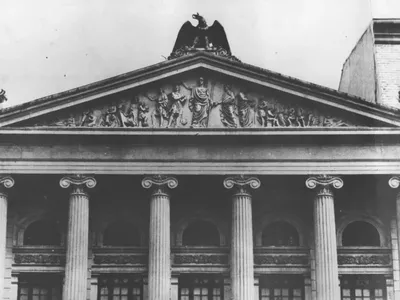Un ansamblu sculptural, format dintr-un vultul și doi grifoni, reapare pe frontonul Palatului Universității din București după 82 de ani - Foto: unibuc.ro