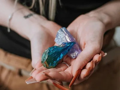 Femeie ţinând în mână minerale rare - Foto: Pexels/Aneta Lusina