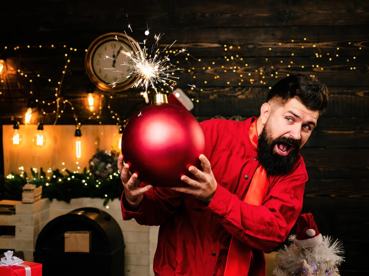 Bărbat care a aprins un glob - Foto: Freepik (Imagine cu rol ilustrativ)
