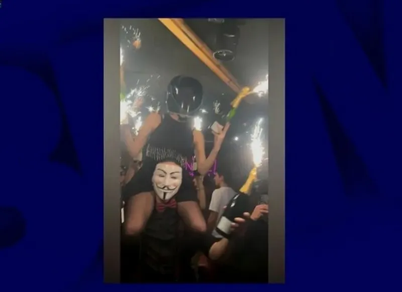 O fotografie făcută &icirc;n noaptea de Revelion &icirc;n barul Le Constellation din Crans-Montana arată momentul &icirc;n care a izbucnit incendiul  - Foto: BFMTV