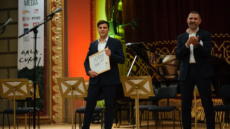 Gabriel Păun (dreapta) pe scena Ateneului Român la Gala Curaj organizată de Agent Green, ONG ul său. Sursă foto: Facebook