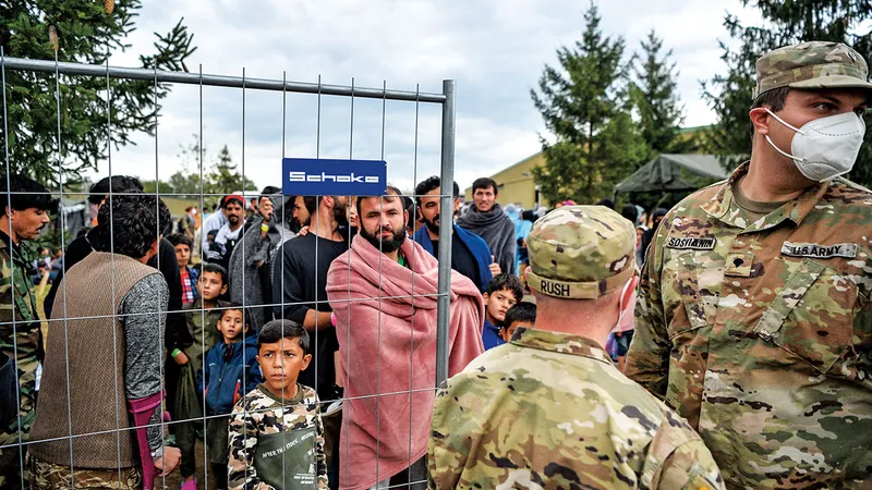 Refugiați recent sosiți la o bază militară a SUA din Germania, unde sunt găzduiți temporar după ce au fugit din Afganistan în august
