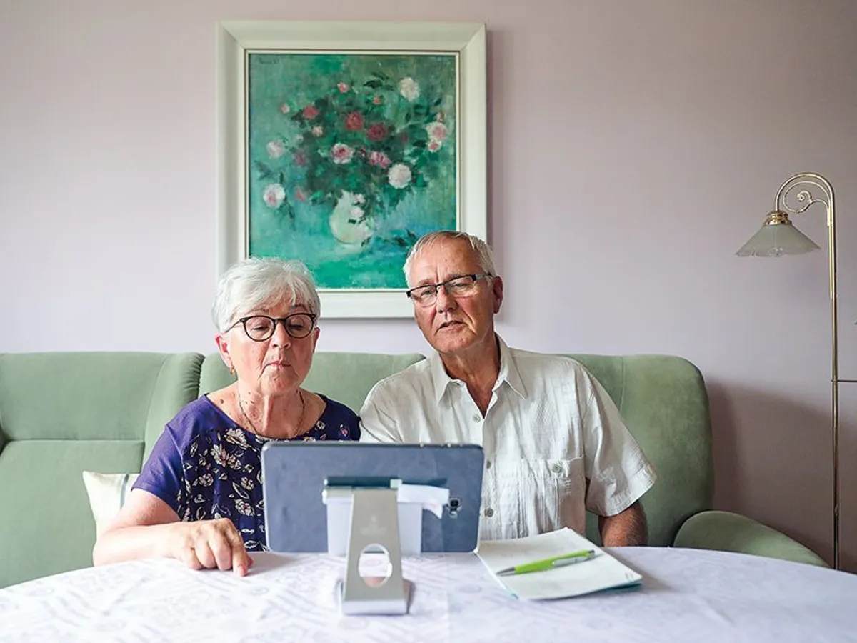 Pensionarii din Germania vorbesc cu medicul de familie pe o tabletă