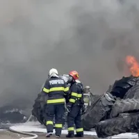 100 de anvelope și trei remorci de TIR au luat foc în Timișoara. Degajări de fum gros și negru - Foto: ISU Timiș