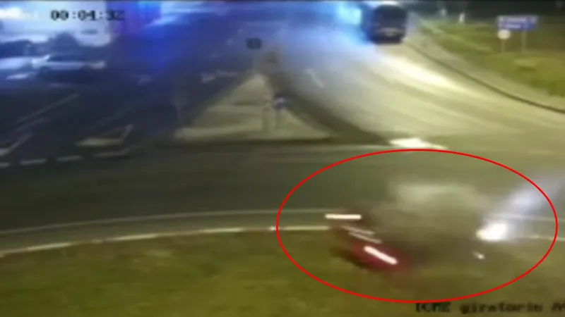 O mașină zboară peste un giratoriu și se răstoarnă de mai multe ori. Șoferul, aruncat pe geam. / Foto: captură video
