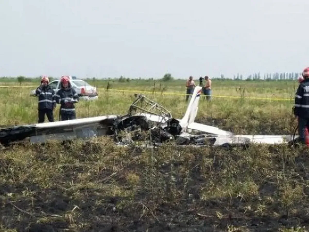 Un avion s-a prăbușit la Iași. Pilotului i-au fost amputate picioarele - Foto: Facebook