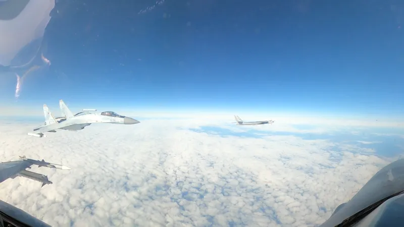 VIDEO Un avion de luptă al Rusiei de 50.000.000$ îi taie fața unui F-16 al SUA. „A venit în picaj” - Foto: X
