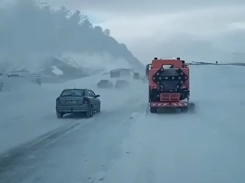 „Dorel”, șofer de utilaj de deszăpezire la Rânca. Frezează zăpada și o aruncă tot pe drum - Foto: captură video