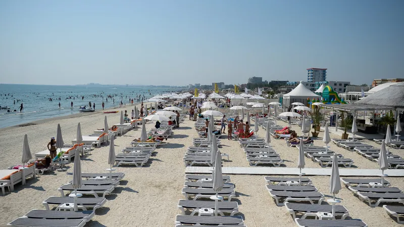 Amendă de până la 500 de euro pentru românii care merg în vacanță. Unde și ce NU au voie să facă? - Foto: Istock / imagine cu rol ilustrativ