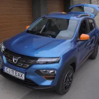 Dacă stai la bloc, e cam greu să încarci mașina electrică. Ce metodă folosește un clujean. / Foto: captură video