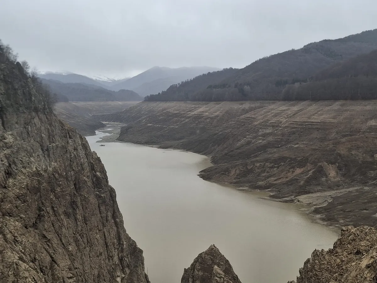 A început reumplerea lacului Vidraru după lucrările de retehnologizare, anunță ministrul Energiei Bogdan Ivan