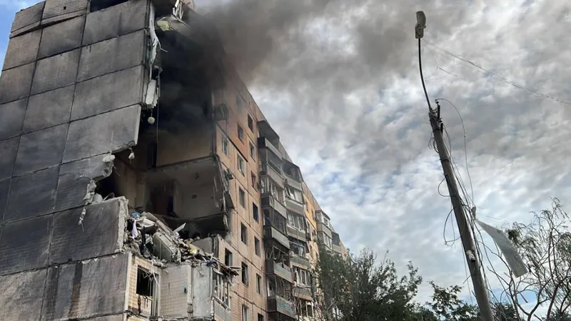 Doi morți și zeci de răniti după ce rușii au bombardat un bloc de locuințe din Krivoi Rog - Foto: Facebook/ Volodimir Zelenski