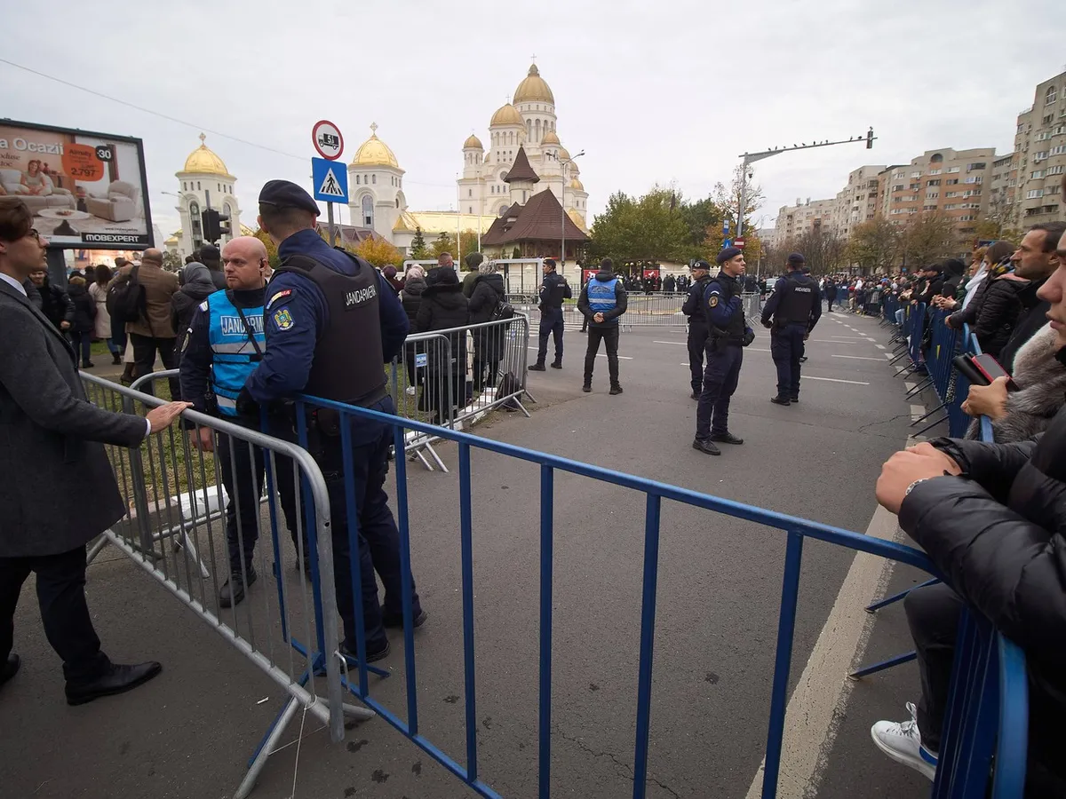 Incidente la Catedrala Națională. Pelerinii au rupt rândurile. Reacția Jandarmeriei