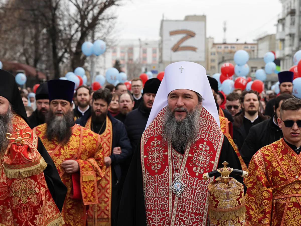Simbolurile de război marchează sărbătorile pascale din Rusia. Patriarhul Kiril defilează mândru/FOTO: TheMoscow Times