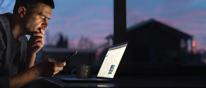 Bărbat care stă pe telefon și pe laptop - Foto: Freepik (rol ilustrativ)