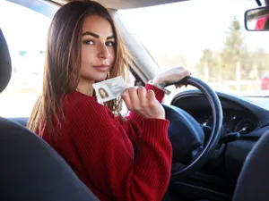 Reînoirea permisului auto în 2025. Cum se face și de ce acte ai nevoie. Explicația pas cu pas - Foto: Profimedia images
