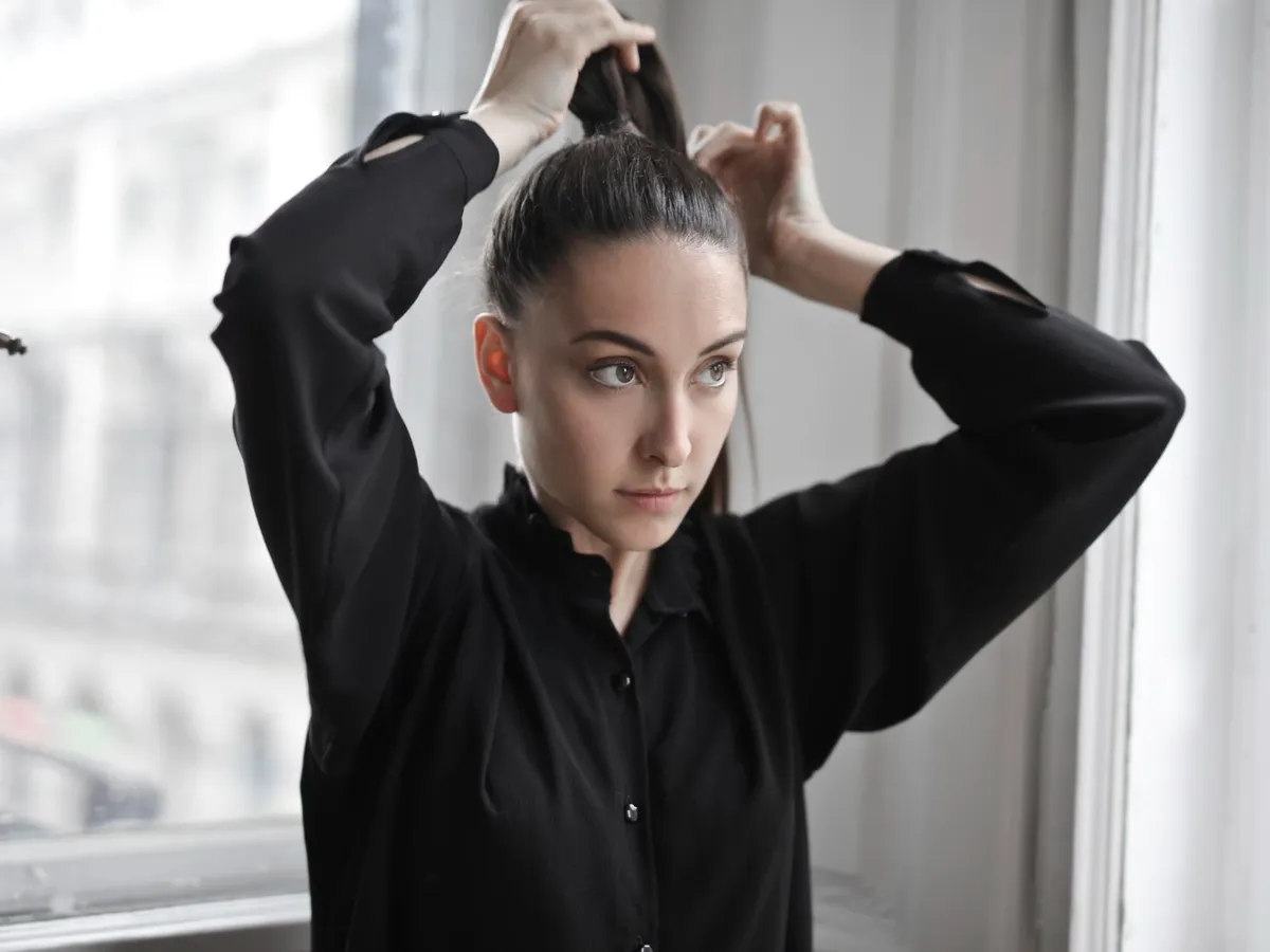 Motivul pentru care nu este bine să îți prinzi părul în coadă foarte des. Presiunea poate afecta rădăcina