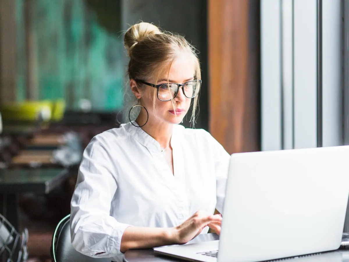 O femeie scrie la laptop - Foto: Freepik