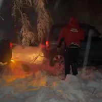 O familie cu 3 copii, salvată de jandarmi și Salvamont dintre nămeți. Foto: captură video Jandarmeria Română