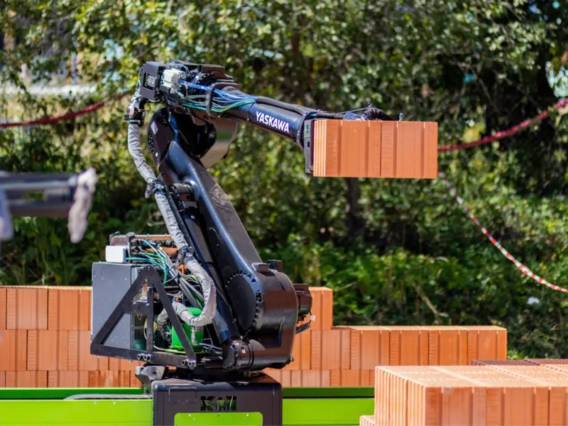 Nu găsești zidari? Un robot rezolvă problema. Ridică 10 m² de zidărie pe oră la milimetru - Foto: Wienerberger